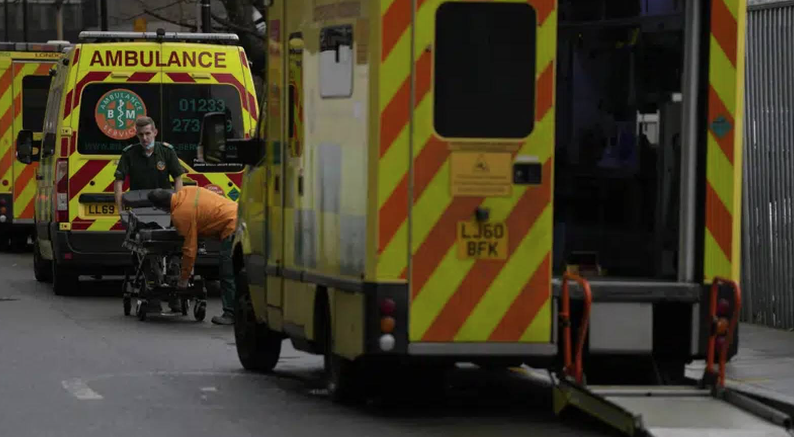 25 mil trabajadores de ambulancias se suman a ola de huelgas en Reino Unido; exigen aumento de salario